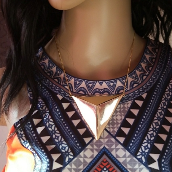 ☆NWTS Triangular Statement Peice Necklace - Picture 2 of 4